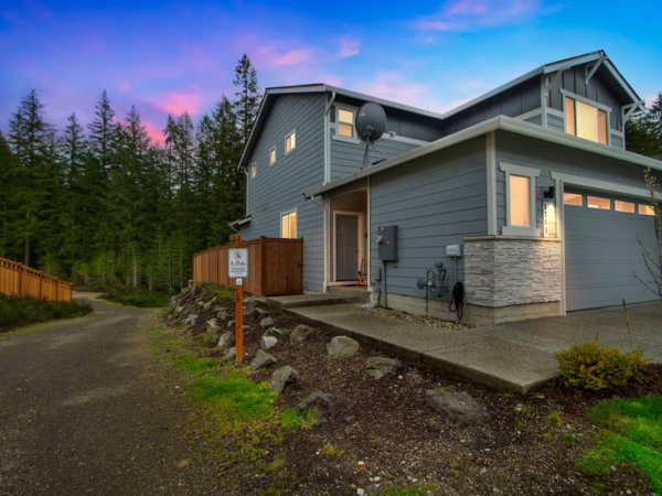 Two-story home with a private suite in Port Orchard, Washington